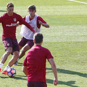 temporada 16/17. Entrenamiento en la ciudad deportiva Wanda. Torres con el balón durante el entrenamiento